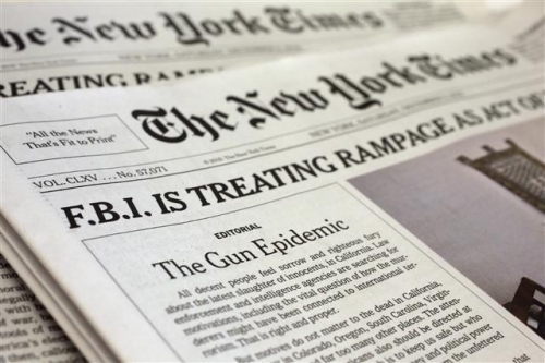 ▲미국 뉴욕타임스(NYT)가 5일(현지시간) 95년 만에 처음으로 신문 1면에 실은 사설이 보이고 있다. AP뉴시스