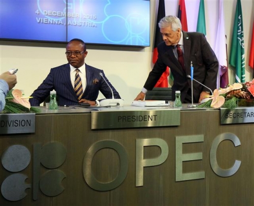 ▲오스트리아 빈에서 4일(현지시간) OPEC 총회가 끝나고 의장인 나이지리아의 엠마누엘 아베 카치쿠우(왼쪽) 석유장관과 압달라 살렘 엘-바드리 OPEC 사무총장이 기자회견 준비를 하고 있다. 빈/AP뉴시스