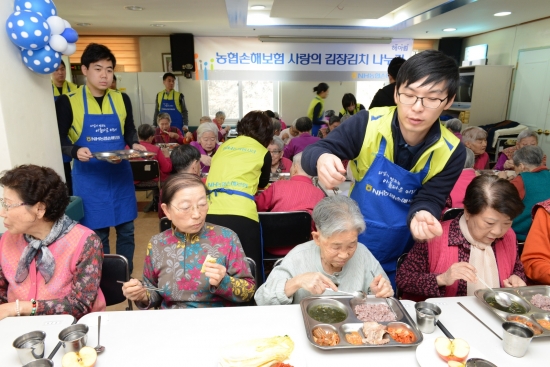 ▲NH농협손해보험 김학현 대표이사 및 헤아림 봉사단원과 청운양로원 이종명 원장이 농협손보 사랑의 김장김치 나누기 행사에 앞서 기념촬영을 하고 있다.(사진=NH농협손해보험)