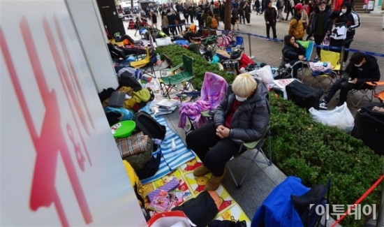 ▲지난달 3일 서울 명동 ‘H&M’ 명동눈스퀘어점 앞에 ‘발망XH&M’의 콜라보 상품을 구매하려고 시민들이 노숙을 하고 있다.