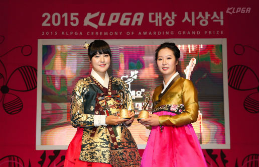 ▲7일 열린 2015 KLPGA 대상시상식에서 대상을 수상한 전인지(왼쪽)와 신인상을 수상한 박지영. (KLPGA)