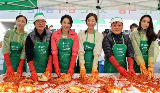 ▲지난 20일 경기도 용인시 처인구 소재 엘리시안 러닝 센터에서 열린 GS건설 김장김치 봉사활동에서 GS건설 임직원 및 임직원 가족들과 미코리더스 회원들이 함께 김장김치를 담그고 있다.(사진=GS건설)