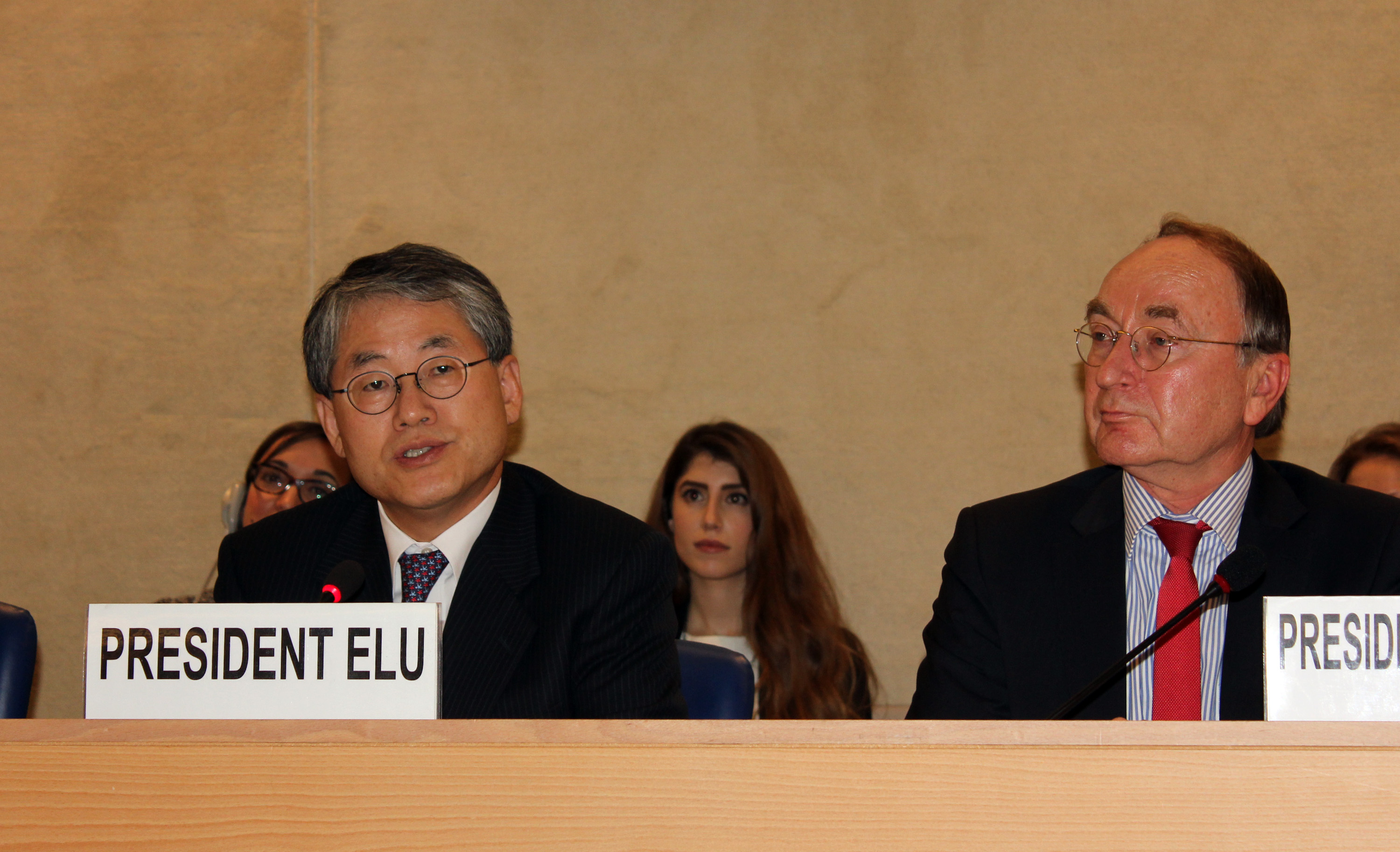 ▲우리나라가 정부 수립 이후 최초로 유엔의 인권 관련 최고 회의체인 유엔 인권이사회(UN Human Rights Council)의 내년도 의장을 맡게 됐다. 최경림 주 제네바 대사가 7일(현지시간) 내년도 유엔 인권이사회 의장으로 선출되고 나서 의장석에서 연설을 하고 있다. 오른쪽은 현 의장인 요아힘 뤅커 독일대사. (사진=연합뉴스)