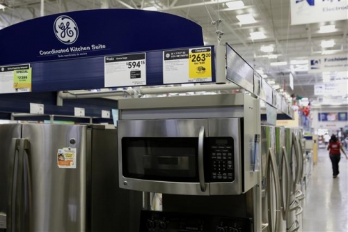 ▲제너럴일렉트릭(GE)의 냉장고와 전자레인지 등이 미국 캘리포니아주의 한 매장에 전시돼 있다. 블룸버그 