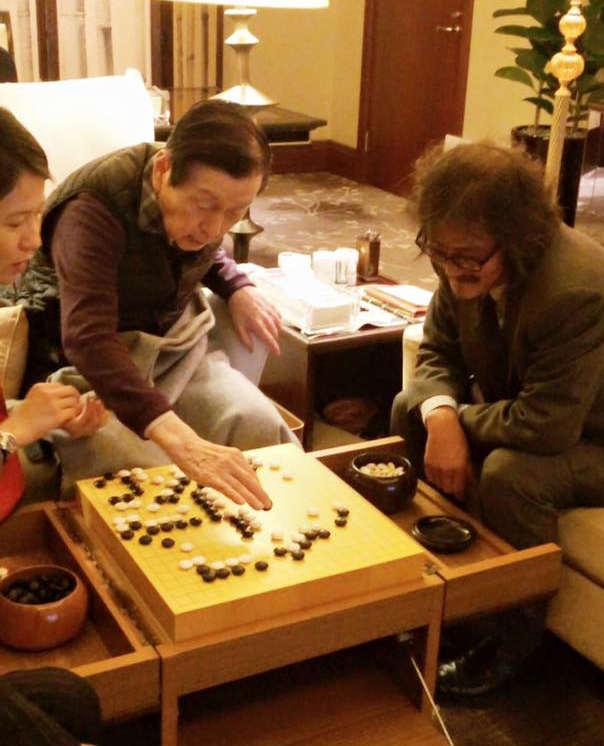 ▲조치훈 9단은 4일 롯데호텔 34층에 있는 신격호 총괄회장의 집무실을 방문했다.(사진제공=SDJ코퍼레이션)