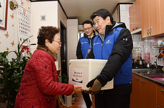 ▲조원용 효성 홍보실장(오른쪽), 이정원 효성 상무(가운데) 및 효성 임직원들이 마포구 주민에게 사랑의 김장김치를 전달하고 있다.(사진제공=효성)