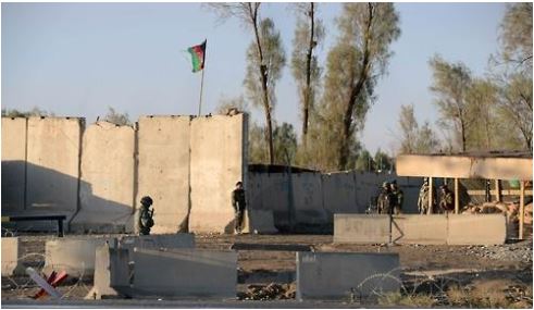 ▲9일 탈레반의 공격이 벌어진 아프간 칸다하르 공항단지에서 치안당국이 경계를 서고 있다. AFP/연합뉴스