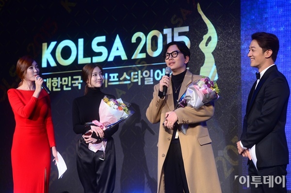 ▲동아tv와 경제신문 이투데이가 주관한 ‘KOLSA 2015 대한민국 라이프스타일 어워드’가 9일 오후 서울 여의도 콘래드호텔에서 개최됐다. 배우 이동휘가 행사에 참석하여 수상소감을 말하고 있다.(사진=노진환 기자 myfixer@)