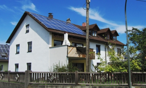 ▲영국 주택에 한화큐셀 태양광 모듈이 설치된 모습(사진제공=한화큐셀)