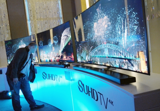 ▲삼성전자가 지난 4월 3일 미국 뉴욕에서 개최한 'SUHD TV 론칭 이벤트'에서 관람객들이 삼성 SUHD TV를 체험하고 있다. 
 











 

(사진제공=삼성전자)