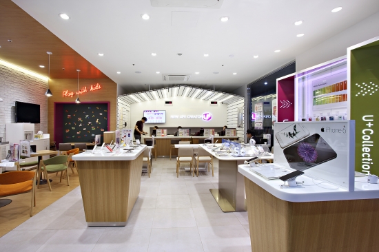 ▲
LG유플러스는 고객맞춤형으로 꾸민 U+스퀘어 매장이 ‘2015 굿 디자인’ 어워드에서 실내 디자인 분야 우수 디자인으로 선정됐다고 10일 밝혔다.
(사진제공= LG유플러스)