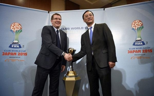 ▲장다중(오른쪽) 알리바바 스포츠그룹 최고경영자(CEO)가 9일(현지시간) 일본 도쿄에서 티에일 웨일 국제축구연맹(FIFA) 마케팅 디렉터와 기념사진을 찍고 있다. 사진=차이나데일리 캡처 
