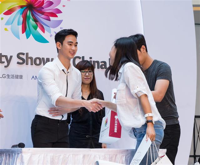 [행사의 경제학⑦] “도민준 떴다” 김수현 中 팬사인회, 사고 위험에 일정 연기·취소
