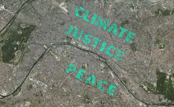 ▲파리 합의문이 타결된 12월12일, 4만 명의 시민과 활동가들이 파리 시내에서 위치태그(geotagging) 기법을 활용해 ‘기후정의와 평화’의 메시지를 만들었다. (사진=지구의 벗)