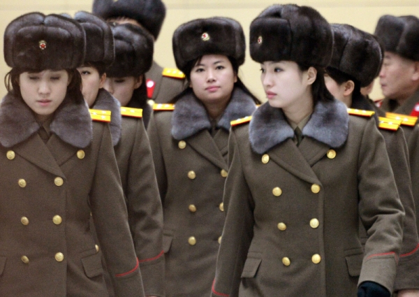 ▲북한 모란봉악단이 지난 12일 북한으로 돌아가려고 중국 베이징의 호텔을 나서고 있다.(연합뉴스)