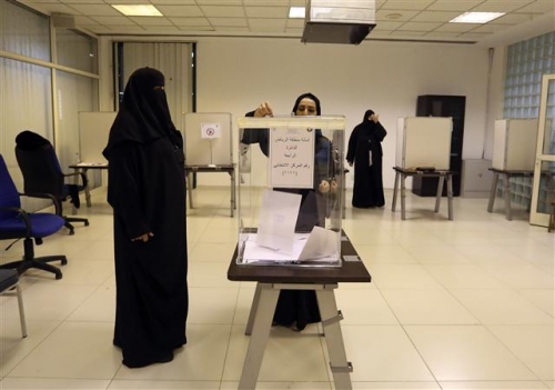 ▲사우디아라비아 수도 리야드에서 12일(현지시간) 여성 유권자가 첫 참정권을 행사하고 있다. AP/뉴시스