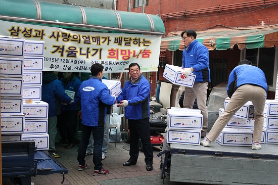 ▲삼성 임직원이 12월 9일 서울 종로구 돈의동 쪽방촌에서 생필품 세트를 전달하고 있다. (사진제공=삼성)