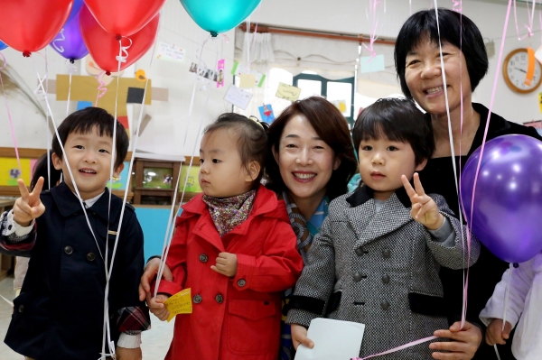 ▲이어룡 회장이 영유아 보육시설인 이화영아원을 방문해 아이들과 시간을 보내고 있다.