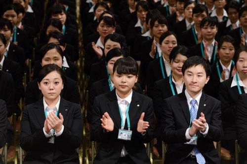▲일본 도쿄에서 3월 19일(현지시간) 세븐&amp;아이홀딩스가 신입사원 환영회를 열고 있다. 블룸버그 