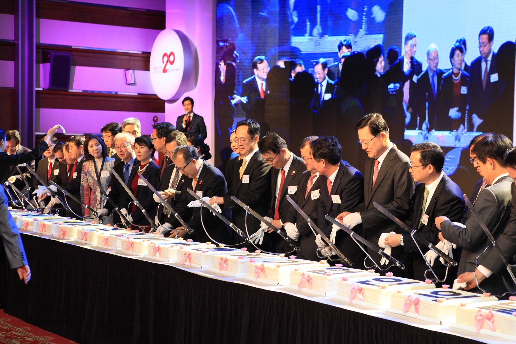 ▲정준 벤처기업협회장(오른쪽 여섯번째부터), 이호인 국토교통부 장관, 최재유 미래창조과학부 제2차관, 구원모 전자신문 대표, 홍석우 김&장 법률사무소 상임고문, 장흥순 블루카이트 대표, 김세종 중소기업연구원장, 조현정 비트컴퓨터 대표 등이 15일 서울 코엑스에서 열린 '2015 벤처기업인의 날' 기념식에서 떡 커팅식을 갖고 있다.(벤처기업협회 제공)