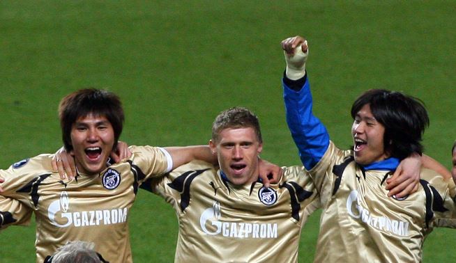 ▲양은지 남편 이호(오른쪽)가 UEFA컵 우승을 확정 지은 후 환호하고 있다.(사진=UEFA 홈페이지)