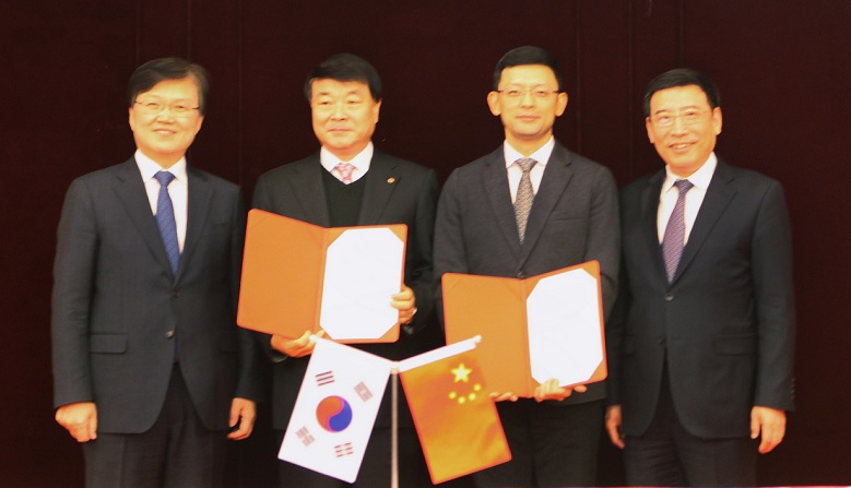 ▲최양희 미래부 장관(왼쪽 첫 번째), 김상철 한컴그룹 회장(왼쪽 두 번째), 꺼커 킹소프트 CEO(오른쪽 두 번째), 미아오 웨이 중국 공신부 장관(오른쪽 첫번째)
