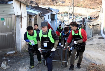 ▲기획재정부 복권위원회는 17일 서울연탄은행과 함께 연탄봉사 등을 실시했다. 봉사활동에는 송언석 기획재정부 2차관을 비롯해 행복공감봉사단장 김 환 아나운서, 행복공감봉사단원과 관계자 등 80여 명이 동참했다. 사진은 연탄을 나르는 송 차관(가운데). 사진제공 기획재정부