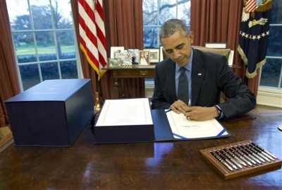 ▲버락 오바마 미국 대통령이 18일(현지시간) 2016회계연도 예산안에 최종 서명하고 있다. 사진=AP뉴시스
