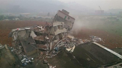 ▲20일(현지시간) 중국 남부 광둥성 선전의 한 공단 부근에서 산사태가 발생, 수십채의 공장건물과 민간 주택이 매몰되면서 현재 최소 41명이 실종상태다. 사진은 붕괴된 공업단지 모습. 사진=신화뉴시스