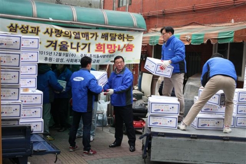 ▲삼성 임직원이 지난 9일 서울 종로구 돈의동 쪽방촌에서 생필품 세트를 전달하고 있다. 사진제공 삼성그룹