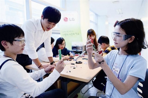 ▲‘LG 사랑의 다문화학교’에 참가한 학생들이 LED 전구를 활용한 과학실험을 하고 있다. 사진제공 LG그룹 