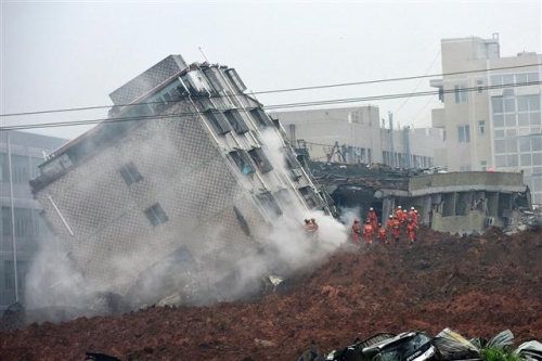 ▲중국 광둥성 선전시 외곽의 한 공단단지 부근에서 20일(현지시간) 산사태가 발생해 건물이 붕괴되고 있다. AP뉴시스