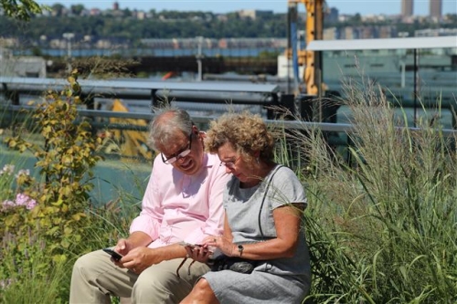 ▲모바일로 투자관리하는 남녀 모습. 이투데이 남진우 뉴욕 주재기자