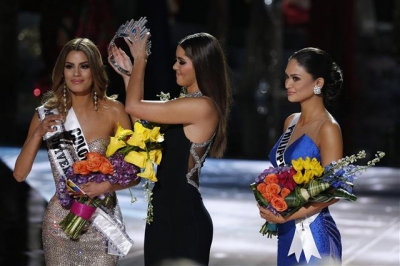 ▲20일(현지시간) 열린 2015 미스 유니버스 시상식에서 전년도 우승자인 폴리나 베가(가운데)가 우승자로 잘못 호명됐던 미스 콜롬비아로부터 왕관을 다시 받아들고 있다. 맨 오른쪽은 2015 미스유니버스 '진짜' 우승자인 미스 필리핀 알론소 워츠바흐. 사진=AP뉴시스