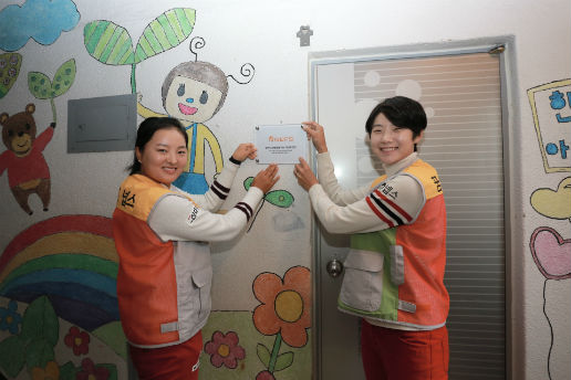 ▲고진영(왼쪽)과 박성현은 ‘일일 산타’로 변신해 서울 영등포구의 한울 지역아동센터를 방문했다. (넵스)