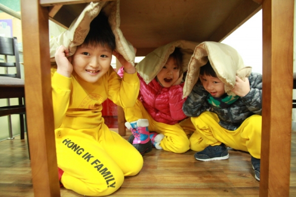 ▲서울 구로구에 위치한 한 어린이집 원생들이 지난 17일 구로소방서 소방안전교육을 통해 지진대피체험을 하고 있다.(뉴시스)
