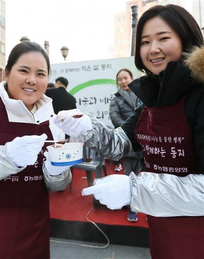 ▲박인비(왼쪽)와 백규정이 지난 19일 서울 종로구 인사동에서 열린 2015 행복바라미와 함께하는 작은 설 동지 행사에 참석했다. 연합뉴스