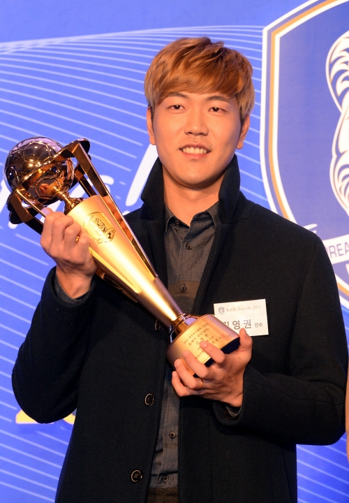 ▲23일 서울 용산구 효창동 백범김구기념관에서 열린 2015 대한축구협회(KFA) 시상식에서 올해의 선수로 선정된 수비수 김영권이 기뻐하고 있다. (뉴시스)