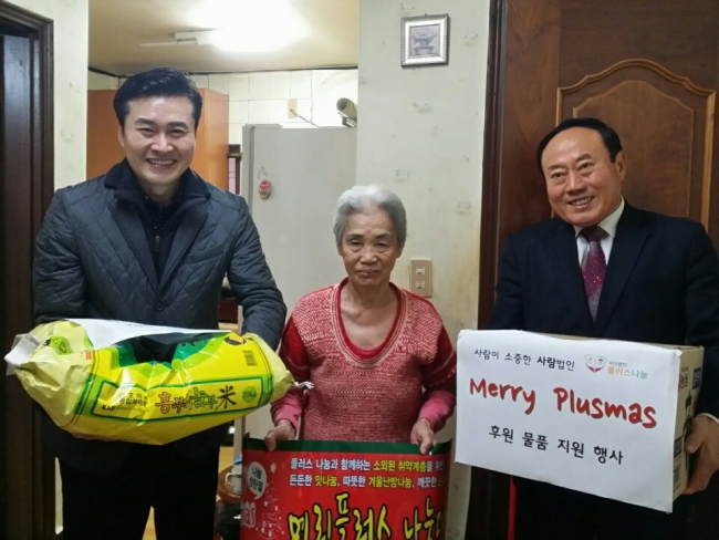 ▲사단법인 ‘플러스나눔’ 김대은 이사장과 문윤원(송파구 장자·거여2동) 구의원이 이웃주민에게 따뜻한 손길을 건네고 있다. (김대은 플러스나눔 이사장)