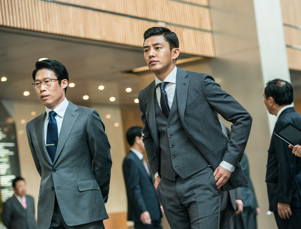 ▲1341만명의 관객이 본 '베테랑'에서 재벌 3세 조태오가 1인 시위를 하는 노동자에게 한 "어이가 없네"가 유행어가 됐다. (영화 '베테랑'스틸컷)