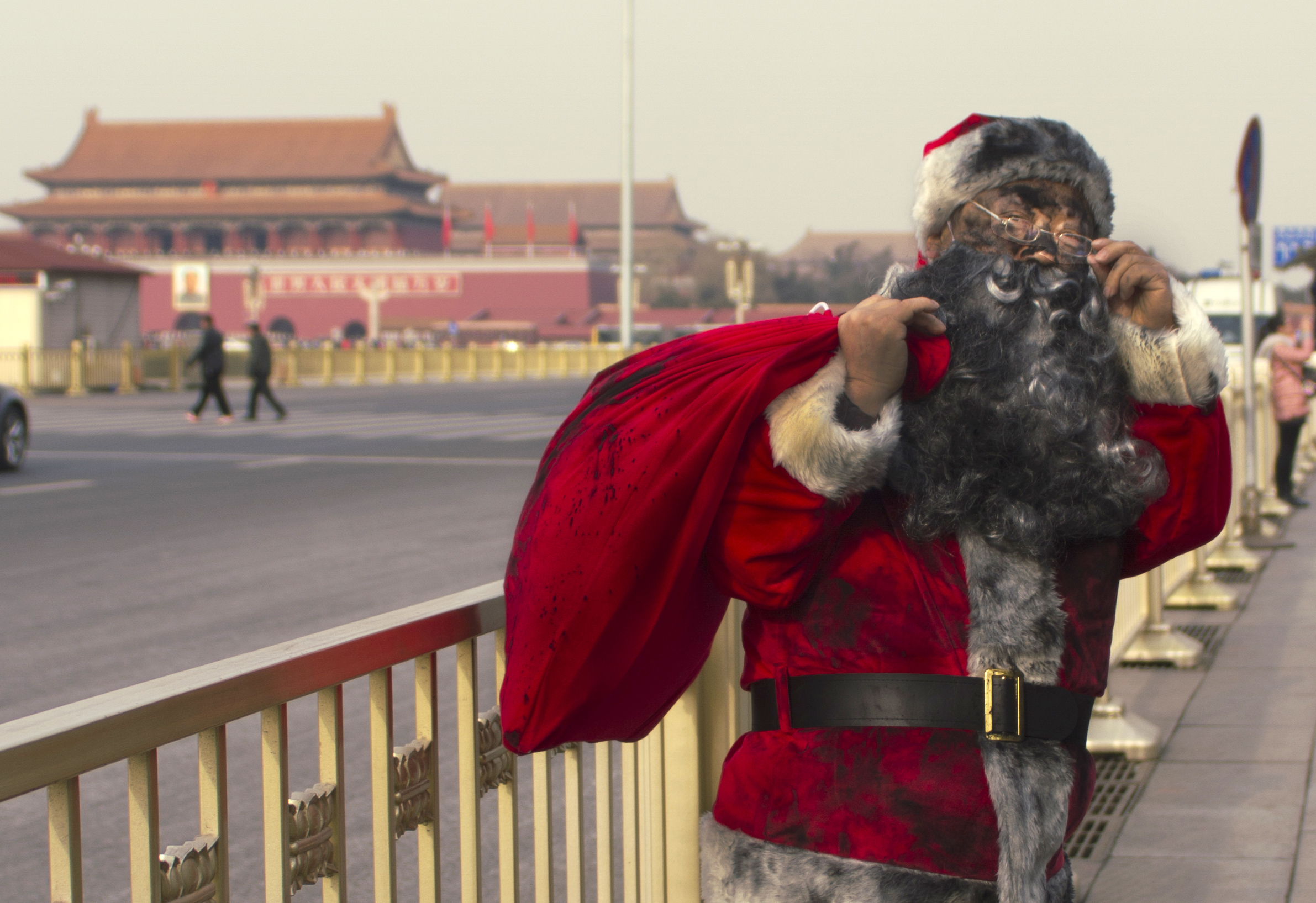 ▲지난 20일 공익광고 전문가 이제석이 중국 베이징에서 화석연료 시대의 종식을 기원하는 아트 퍼포먼스를 하고 있다. 이 퍼포먼스는 지난 11일 폐막한 제 21차 UN 기후변화총회 후 많은 사람들의 관심을 촉구하기 위해 진행됐다. (사진=연합뉴스)