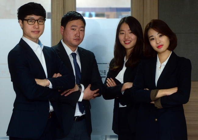 ▲이투데이 9기 수습인 박규준(왼쪽부터), 이광호, 이새하, 김하늬 기자가 서울 태평로 프레스센터에서 포즈를 취하고 있다.(노진환 기자=myfixer@)