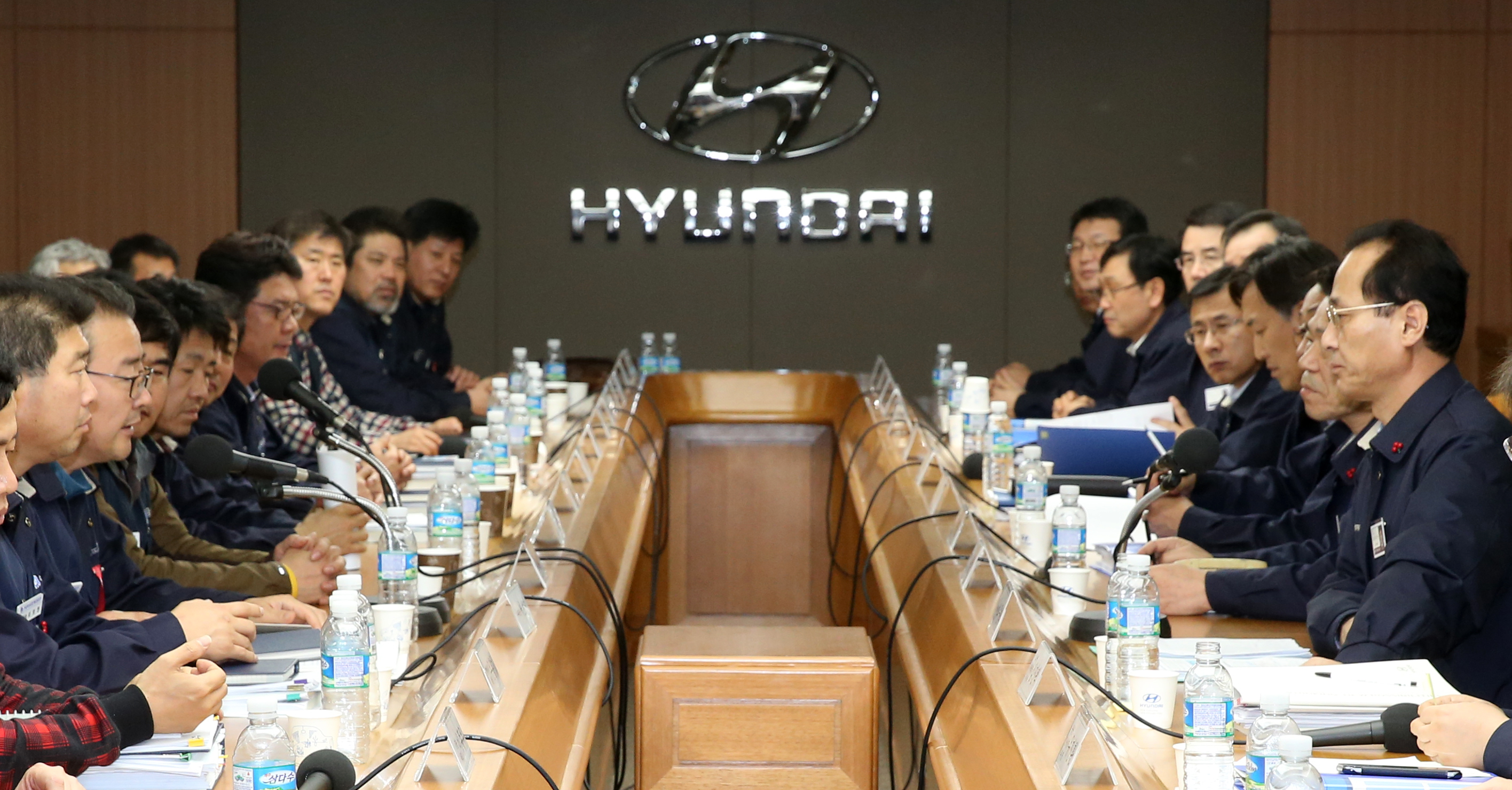 ▲24일 오전 울산시 북구 현대자동차 울산공장 아반떼룸에서 현대차 노사가 올해 임금과 단체협약 교섭에서 잠정합의안을 도출했다고 발표하고 있다.(사진=연합뉴스)