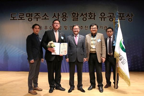 ▲GS리테일 김준경전무(좌측 두번째)와 임직원이 행정자치부 정재근차관(가운데)과 수상을 마친 후 기념사진을 찍고 있다.(사진제공=GS리테일)