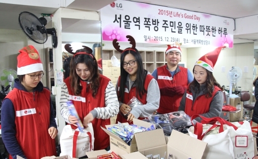 ▲LG전자 임직원 봉사단들이 서울역 인근 쪽방촌에 전달할 선물세트를 포장하고 있다 