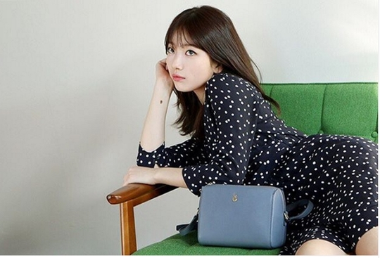 수지, 쇼파에 누워 도발적은 포즈 '시선강탈'