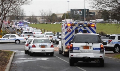 ▲24일(현지시간) 미국 노르캐롤라이나주 샬럿의 한 쇼핑몰에 충격사건이 발생하자 쇼핑몰 주변에 경찰차들이 충돌한 모습. 사진=AP뉴시스