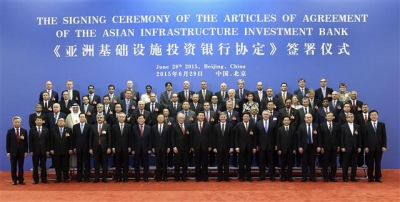 ▲지난 6월 29일 베이징에서 열린 'AIIB 협정문' 서명식에 참석한 창립회원국 정부 대표들이 베이징에서 열린 특별 재정장관 회의에 참석해 시진핑 중국 국가주석과 함께 단체사진을 찍고 있는 모습. 사진=신화뉴시스