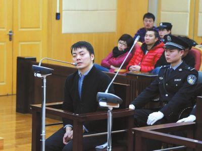 ▲선하오(왼쪽) 21세기미디어 CEO가 중국 상하이 인민법원에서 24일(현지시간) 재판을 받고 있다. 중국=인민망