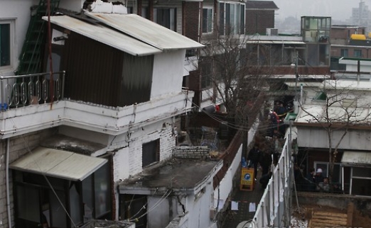 ▲26일 오전 서울 은평구 녹번동의 한 다세대주택 건설공사 현장 주변 건물 8채에 금이 가 주택이 심하게 기울어져 있다. (연합뉴스)